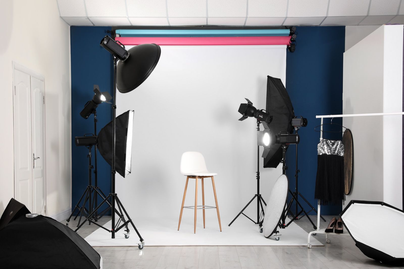 Studio fotograficzne z białym tłem i lampami